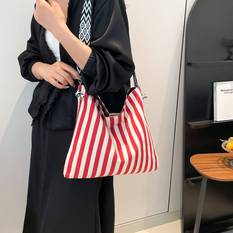 A new cross-border summer Korean-style, artistic and niche single-shoulder bag with casual stripes and a simple style Specification drawing