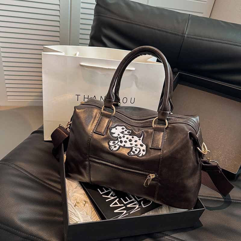 A large-capacity crossbody bag for women, a new 2024 trendy retro wide shoulder strap tote bag, a versatile commuting briefcase Specification drawing