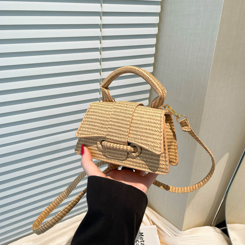 The new Spring/Summer 2025 small square bag in solid color is simple, stylish and versatile. It is a fashionable hand-held shoulder bag full figure