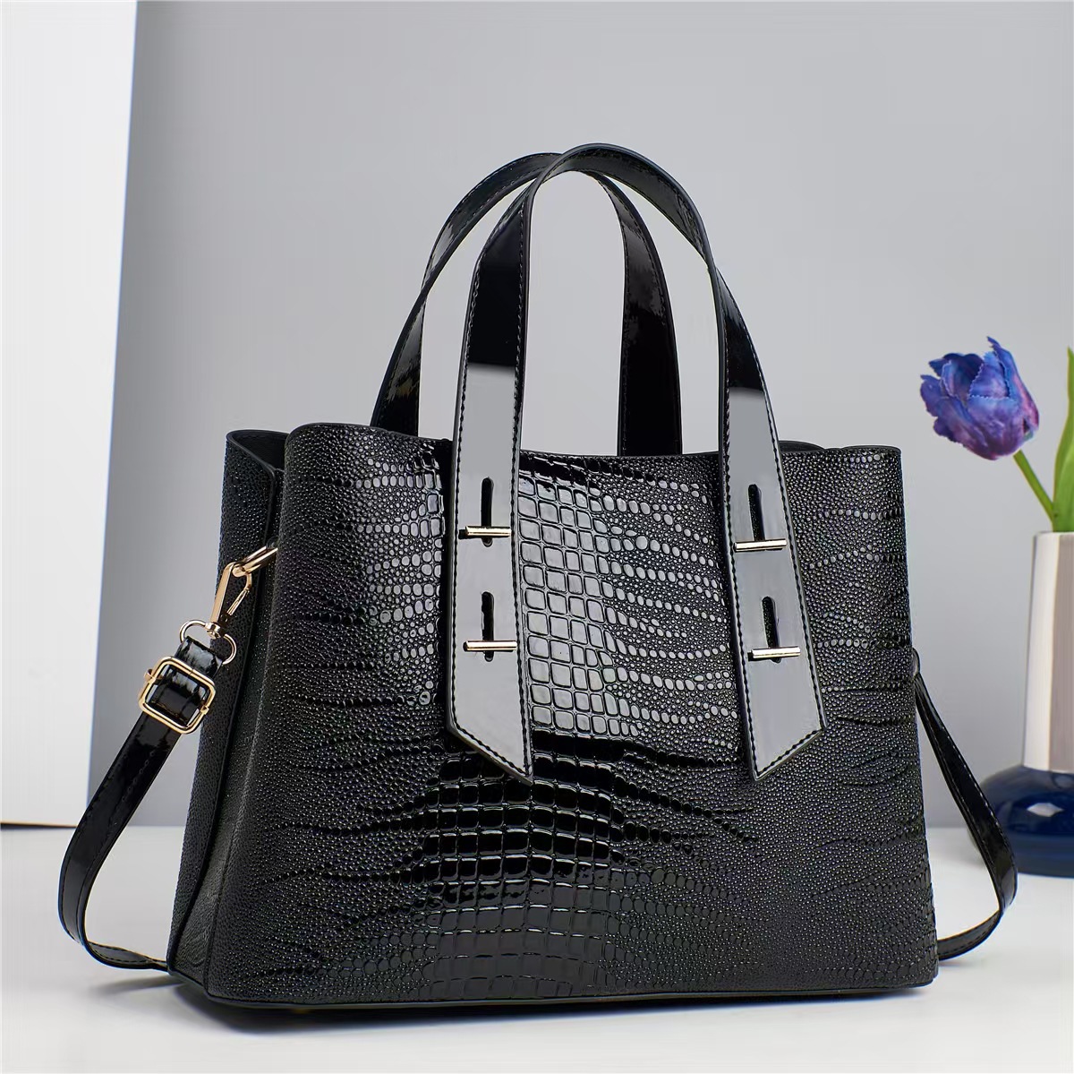 Crocodile-patterned large-capacity foreign trade bags for women, new fashionable women's bags, popular embossed women's single-shoulder bags and handbags details Picture