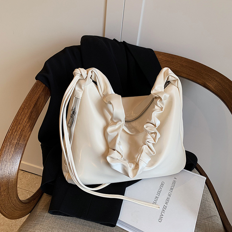 High-end pleated underarm bag for women, 2025 new Korean style niche design, versatile commuting single-shoulder tote bag details Picture
