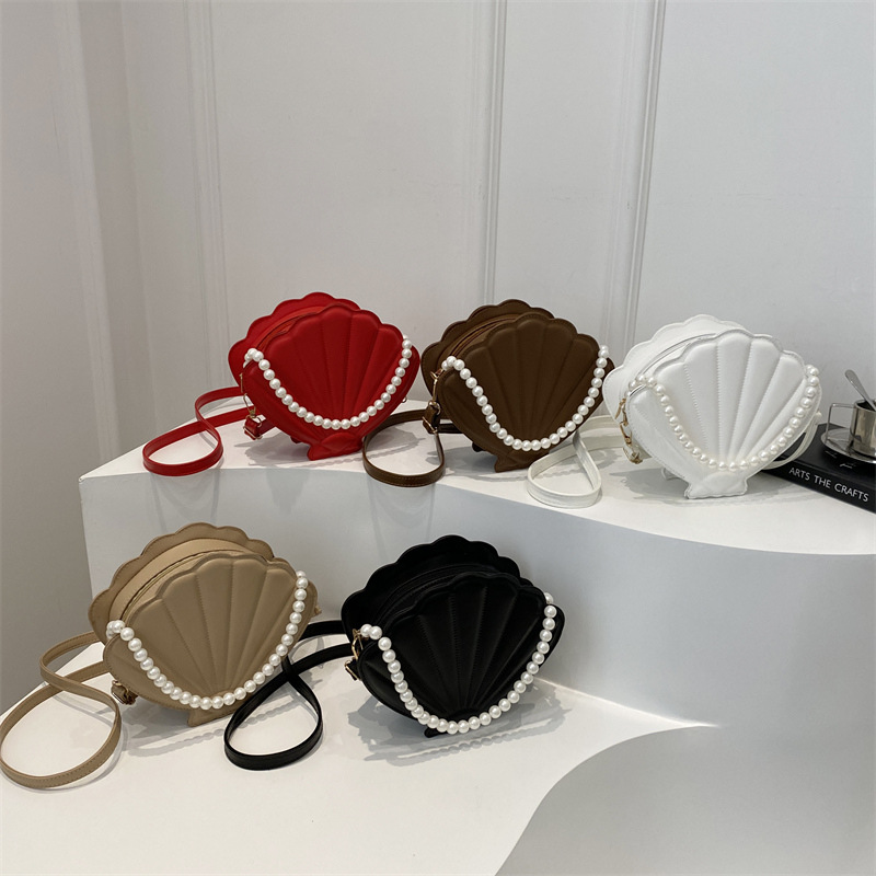 Single-shoulder bag with a unique and elegant design, chain crossbody bag, Korean style, French style, versatile and simple shell bag for commuting Application Scenario