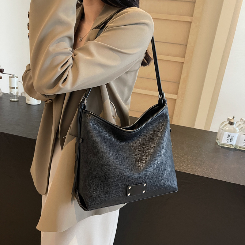 Large-capacity, high-end, color-blocking commuter Tote women's bag 2025 new style, trendy, simple, single-shoulder, underarm bucket bag details Picture