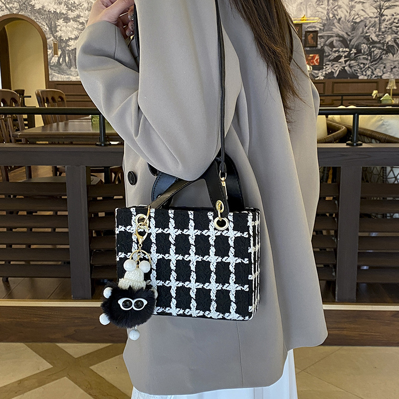 Niche design woolen bag 2025 new style bag, women's bag, spring commuting crossbody bag, hand-held princess bag Specification drawing