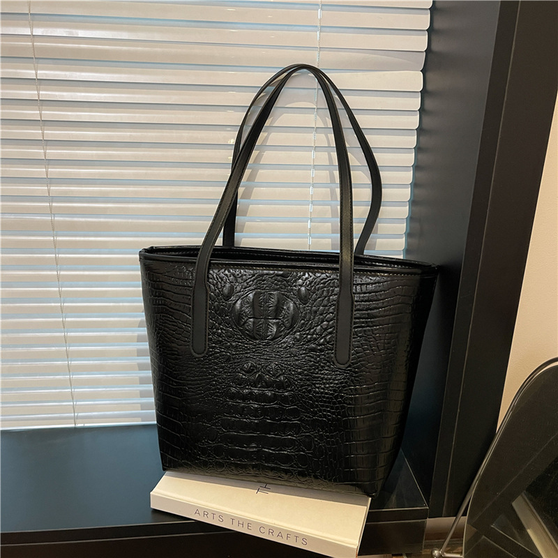 The trendy tote bag 2025 summer is a new European and American fashion single-shoulder hand-carry large bag full figure