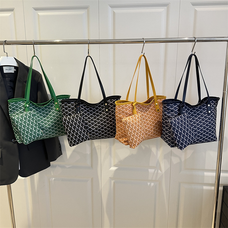 Cross-border niche printed design, large-capacity single-shoulder armpit bag, tote bag, stylish and versatile shopping bag, handbag for women Application Scenario