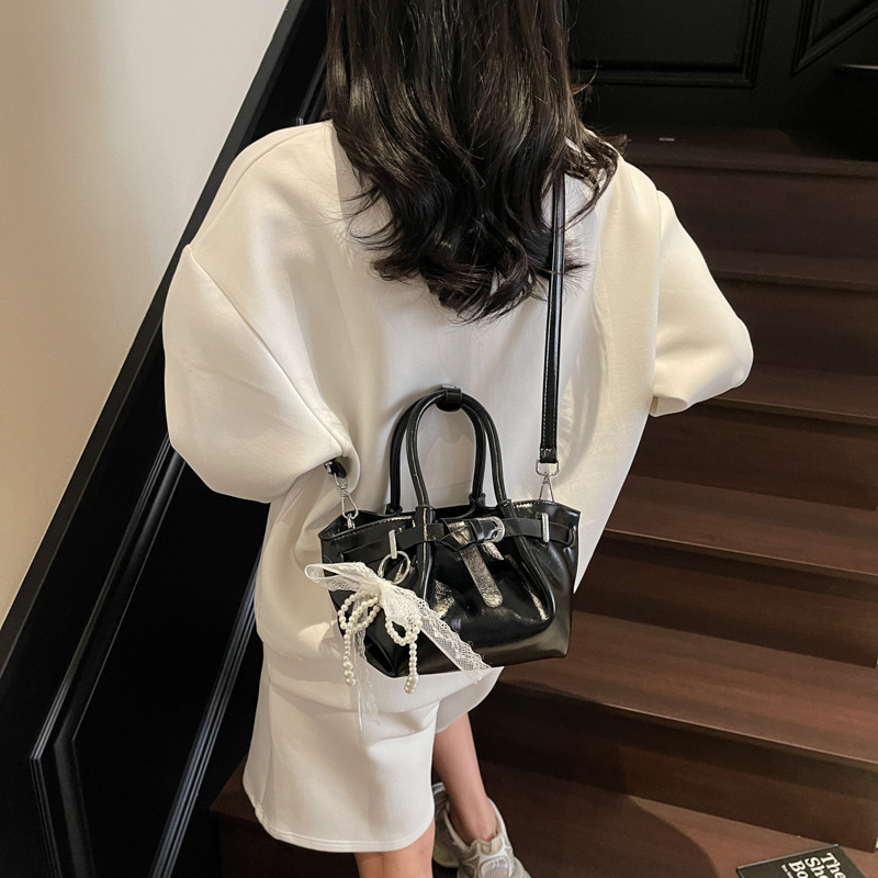 Simple and casual handbag for women, 2025 new Korean style, high-end and fashionable bucket bag, commuting single-shoulder crossbody bag details Picture