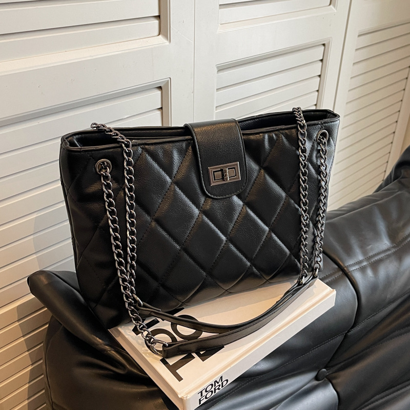 High-end soft diamond-shaped chain bag, large-capacity tote bag, 2024 new style, trendy and versatile single-shoulder armpit bag details Picture