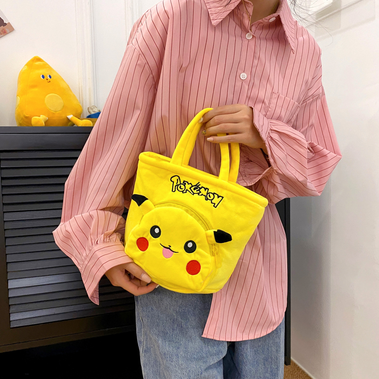 New cartoon plush hand-held Kuromi Hello Kitty Strawberry Bear large-capacity claw machine doll bag handbag details Picture