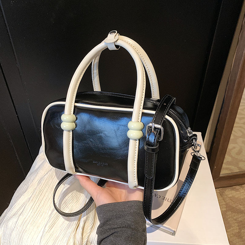 A high-end and fashionable bowling bag for ladies, 2025 new style ins simple and elegant, versatile and trendy single-shoulder bag Application Scenario