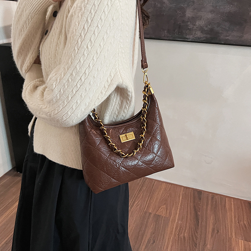 Xiaoxiangfeng diamond-shaped chain underarm bag Women's 2024 new style trendy single-shoulder crossbody bag Versatile wandering bag Application Scenario