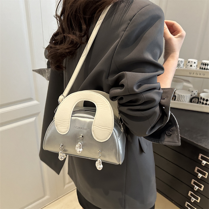 A niche design color-blocking handbag, a trendy and cool silver shell bag for women in 2025, a versatile shoulder bag and crossbody bag Specification drawing