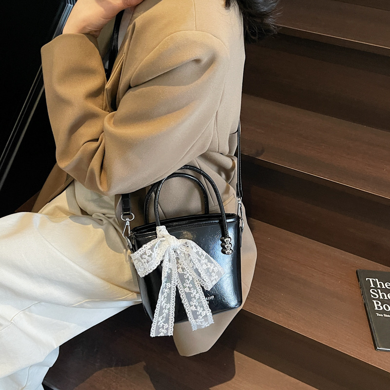 Simple and fashionable hand-held bucket bag for women 2025, new retro texture single-shoulder bag, trendy solid color crossbody bag Application Scenario
