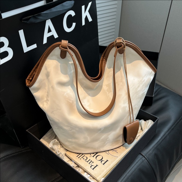 Niche bags, women's large-capacity bucket bag, 2025 new summer versatile casual single-shoulder bag, commuting hand-held mother and child bag full figure