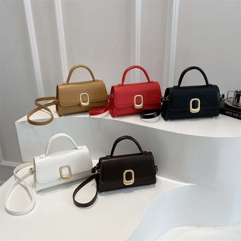 Simple and versatile hand-held small square bag 2025 Korean version new Spring Niche fashion casual single-shoulder bag for commuting women Application Scenario