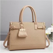 Cross-border delivery of new trendy and fashionable handbags, large-capacity and elegant bags for women, middle-aged mom bags, and women's crossbody bags for commuting Application Scenario
