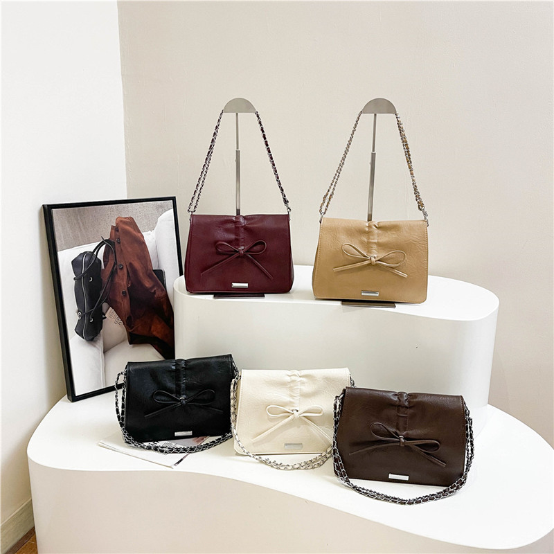 Stylish bow tote bag 2025 New large-capacity chain crossbody bag, fashionable commuting single-shoulder bag Application Scenario