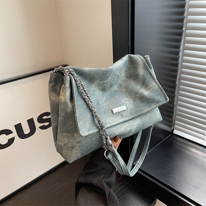 A niche fashion chain hand-held large bag for women, 2023 new simple tote bag, casual and versatile solid color underarm bag Application Scenario