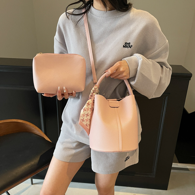 High-end, fashionable and versatile hand-held bucket bag for women 2025 new style, simple and casual, simple single-shoulder crossbody bag details Picture