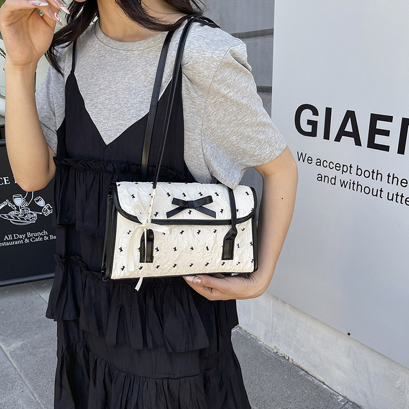 A new 2025 Korean niche underarm commuter bag for women, featuring a girlish style and a bow single-shoulder bag Specification drawing