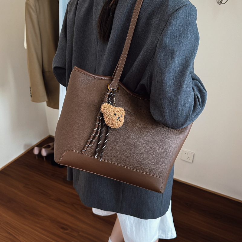 Simple and trendy bucket bag 2025 Women's new style bag, fashionable and versatile, large-capacity tote single-shoulder bag for commuting details Picture