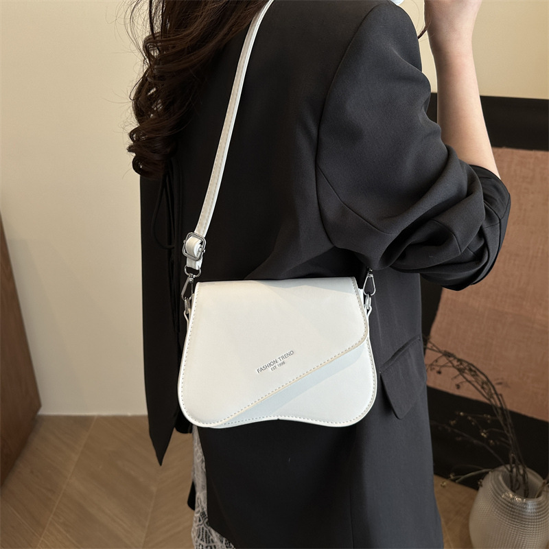 The 2025 new style of fashionable women's bag is versatile for commuting, featuring a single-shoulder crossbody bag with a mobile phone and loose change. It's a cross-border trend details Picture