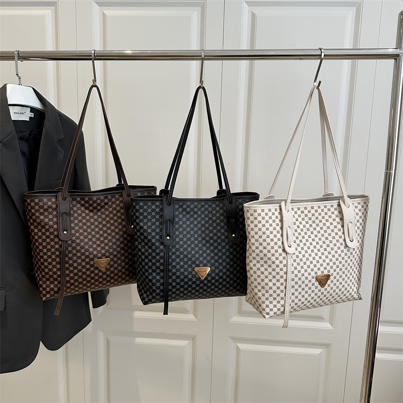 Fashionable and versatile large-capacity tote bag for women, new Spring 2025 commuting single-shoulder crossbody bag, cross-border trend Application Scenario