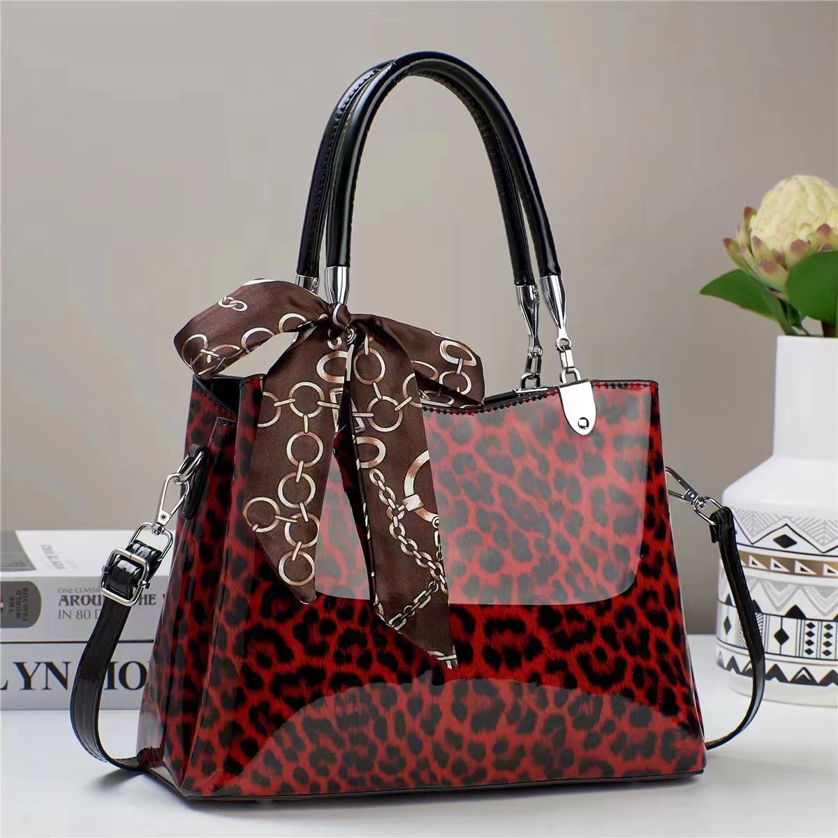 This is a new cross-border retro leopard print handbag for women. It's a niche and versatile single-shoulder crossbody bag with a stylish and elegant texture. It's a princess bag Specification drawing