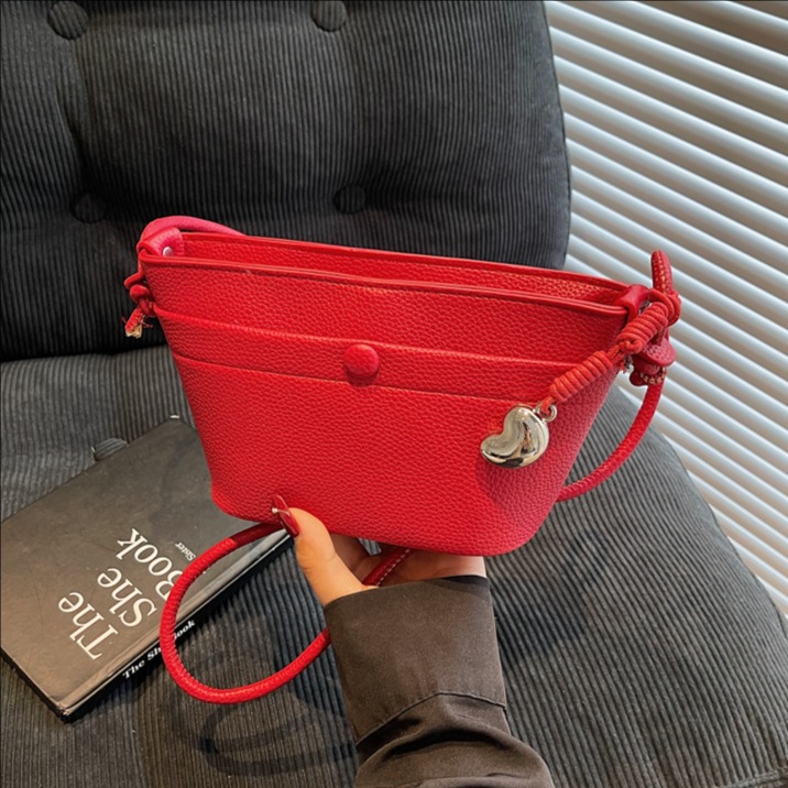 The 2025 new Korean style simple lychee pattern fashionable bucket bag is a versatile, casual and high-end single-shoulder crossbody bag for women full figure