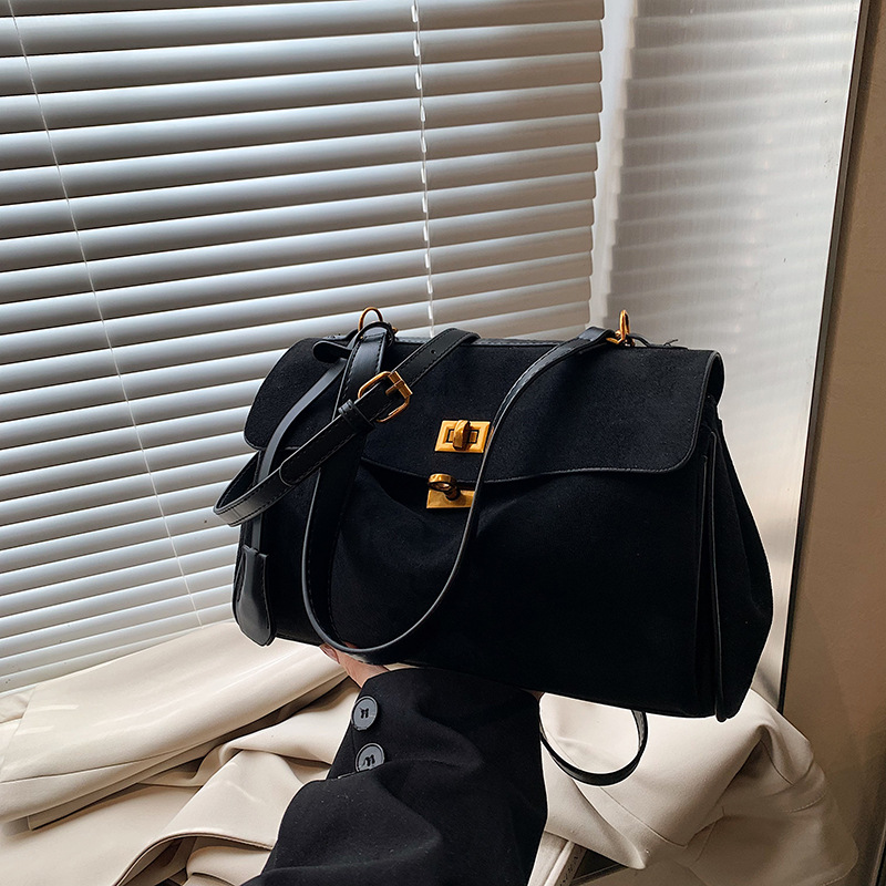 Retro hand-held commuter bag for women, 2025 new style, trendy and versatile Korean-style Kelly bag, simple and large-capacity crossbody bag Application Scenario