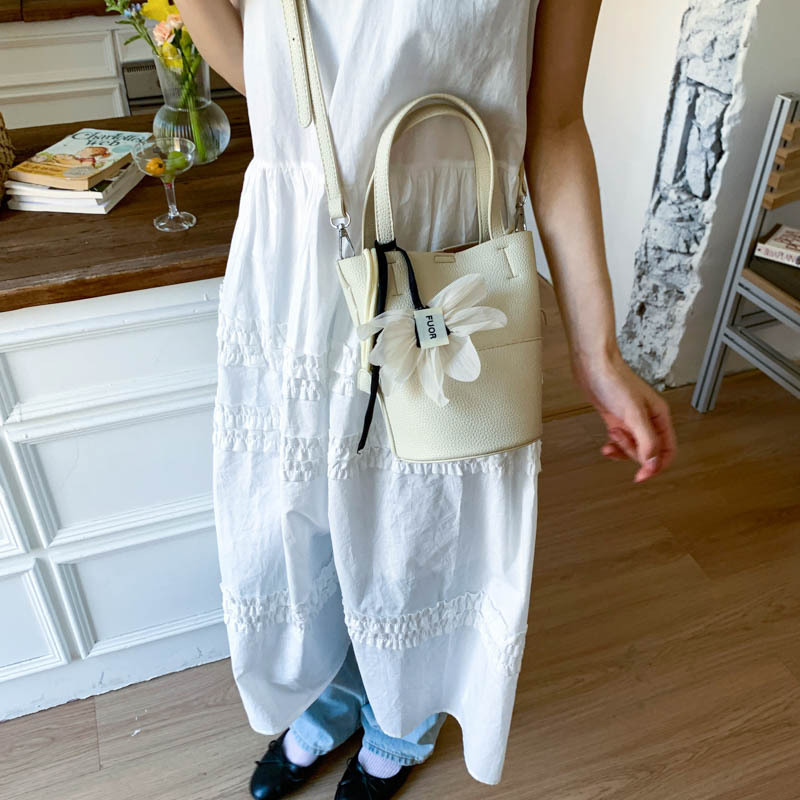 Simple and stylish handbag, women's 2025 new summer style, high-end bucket bag, versatile crossbody bag, niche single-shoulder bag Application Scenario