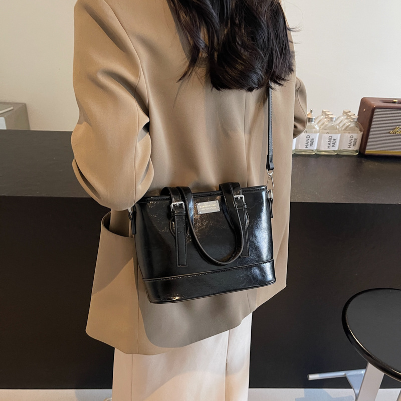 This year, the popular single-shoulder bags for women are the 2024 new casual, versatile and high-end crossbody bags and women's hand-held bucket bags Application Scenario