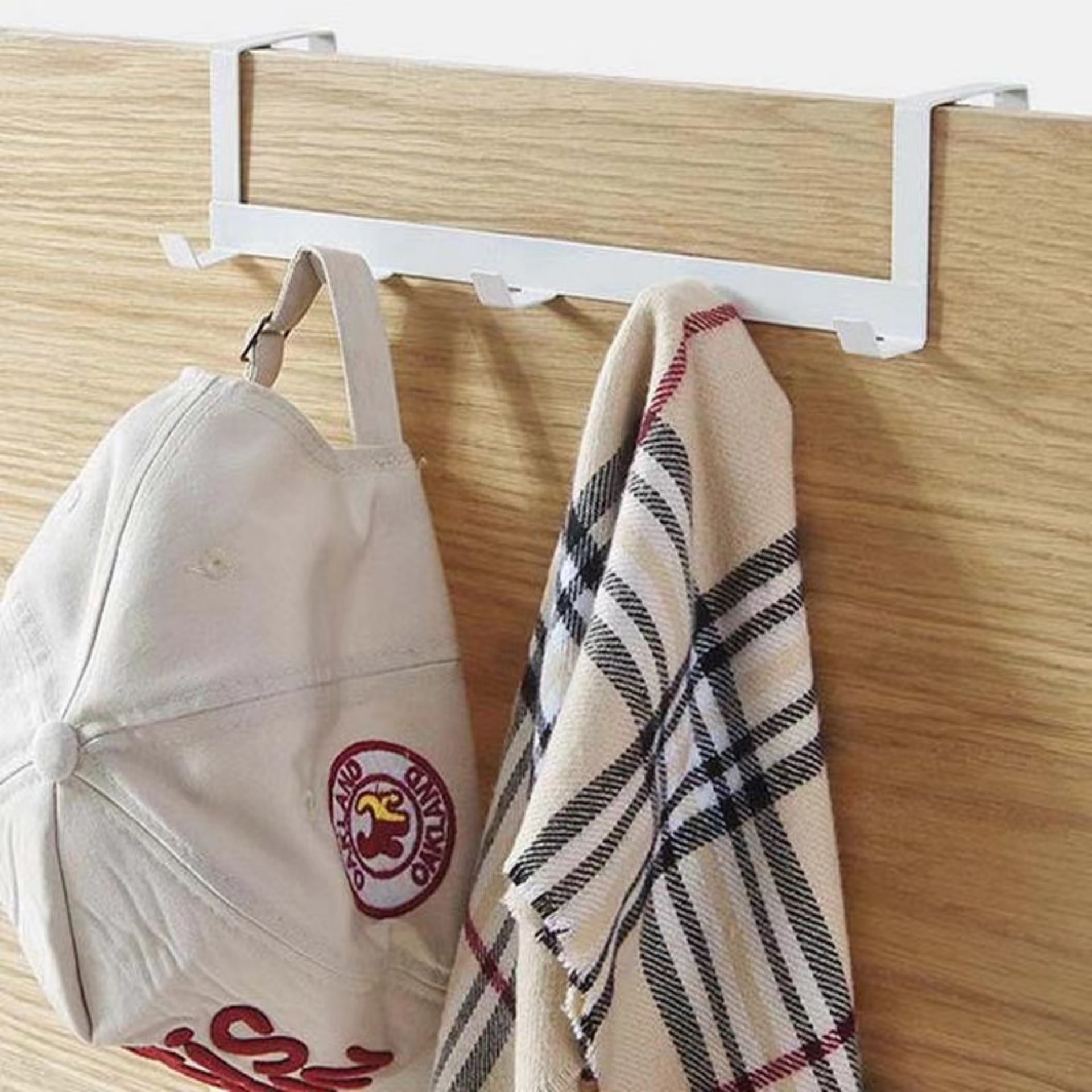 5 rows of iron hooks behind the door, no need for drilling, no trace for hanging clothes and hats, strong load-bearing capacity Specification drawing