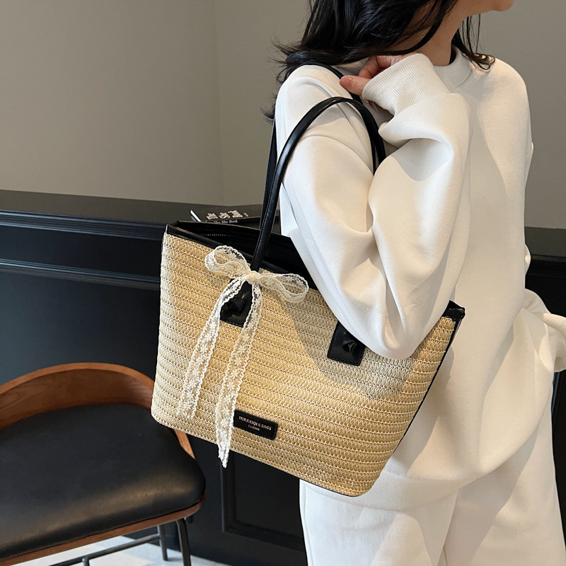 Summer seaside leisure vacation large-capacity tote bag for women 2025 New style fashionable straw woven simple hand-held shoulder bag Application Scenario