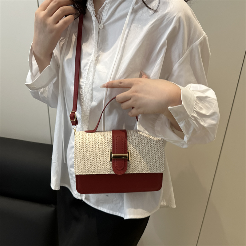 This is a new style of simple and sweet chain-style chain crossbody small square bag with a drawstring flap and color-blocking woven straw bag details Picture