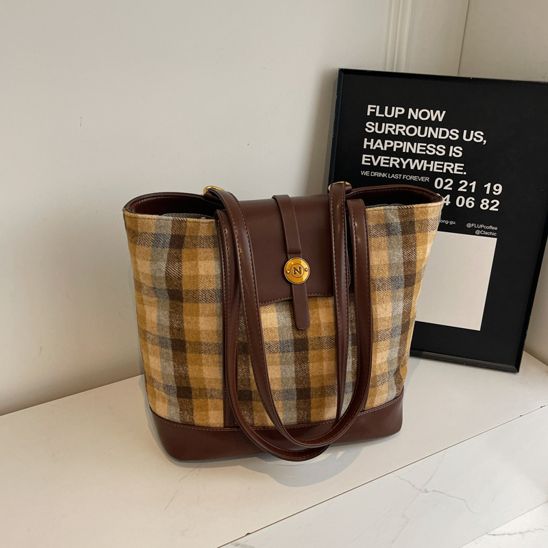 The new Korean-style fashionable and trendy tote bag with contrasting color stripes in 2024 exudes a sense of sophistication and is a versatile and casual shoulder bag details Picture