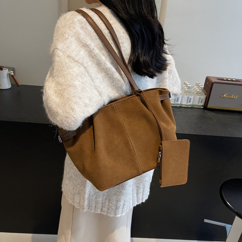 Retro matte large-capacity women's 2024 new style high-end commuter shoulder bag, fashionable hand-held tote bag Application Scenario