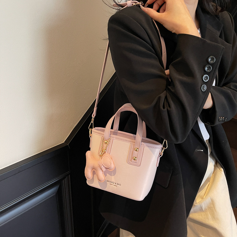 Stylish soft leather handbag for women, 2025 new style, high-end work and commuting bucket bag, casual single-shoulder crossbody bag details Picture