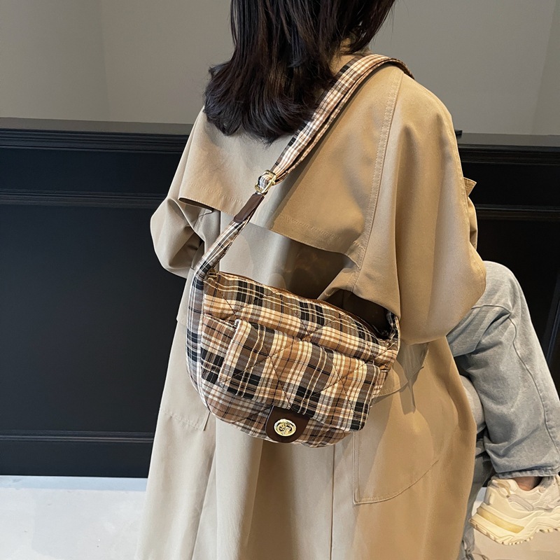Korean-style fashionable checkered underarm bag for women, 2024 new versatile casual down cotton jacket, single-shoulder crossbody dumpling bag Application Scenario