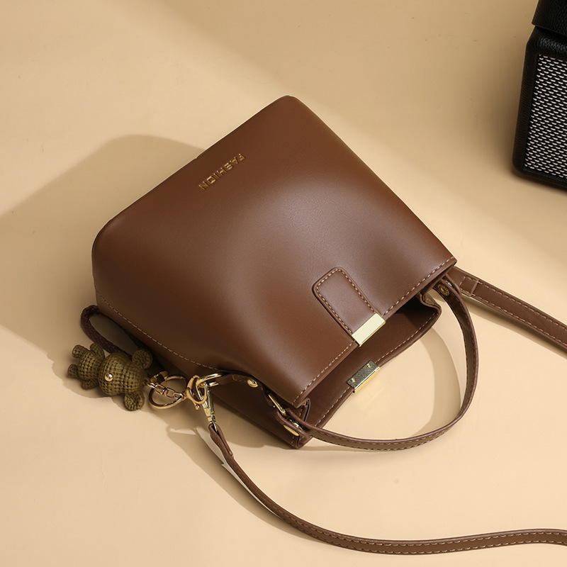 This year, the bucket bag for women's 2025 spring and summer is in fashion. It's a versatile single-shoulder crossbody bag with a Korean-style texture Application Scenario