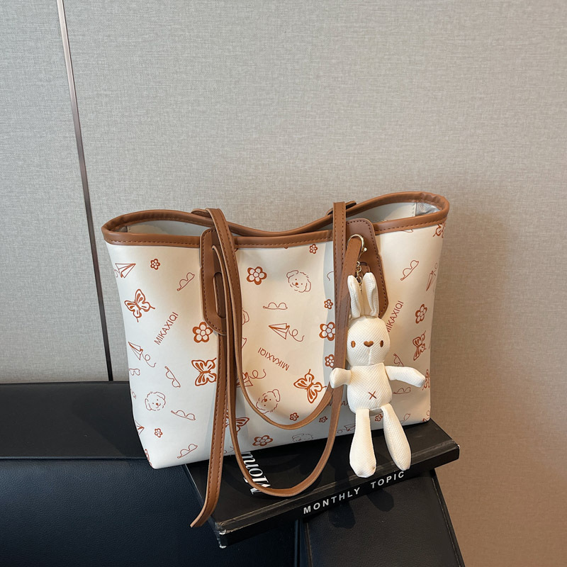 2025 New stylish and versatile tote bag, women's large-capacity single-shoulder bag, casual commuting handbag, student class bag Application Scenario