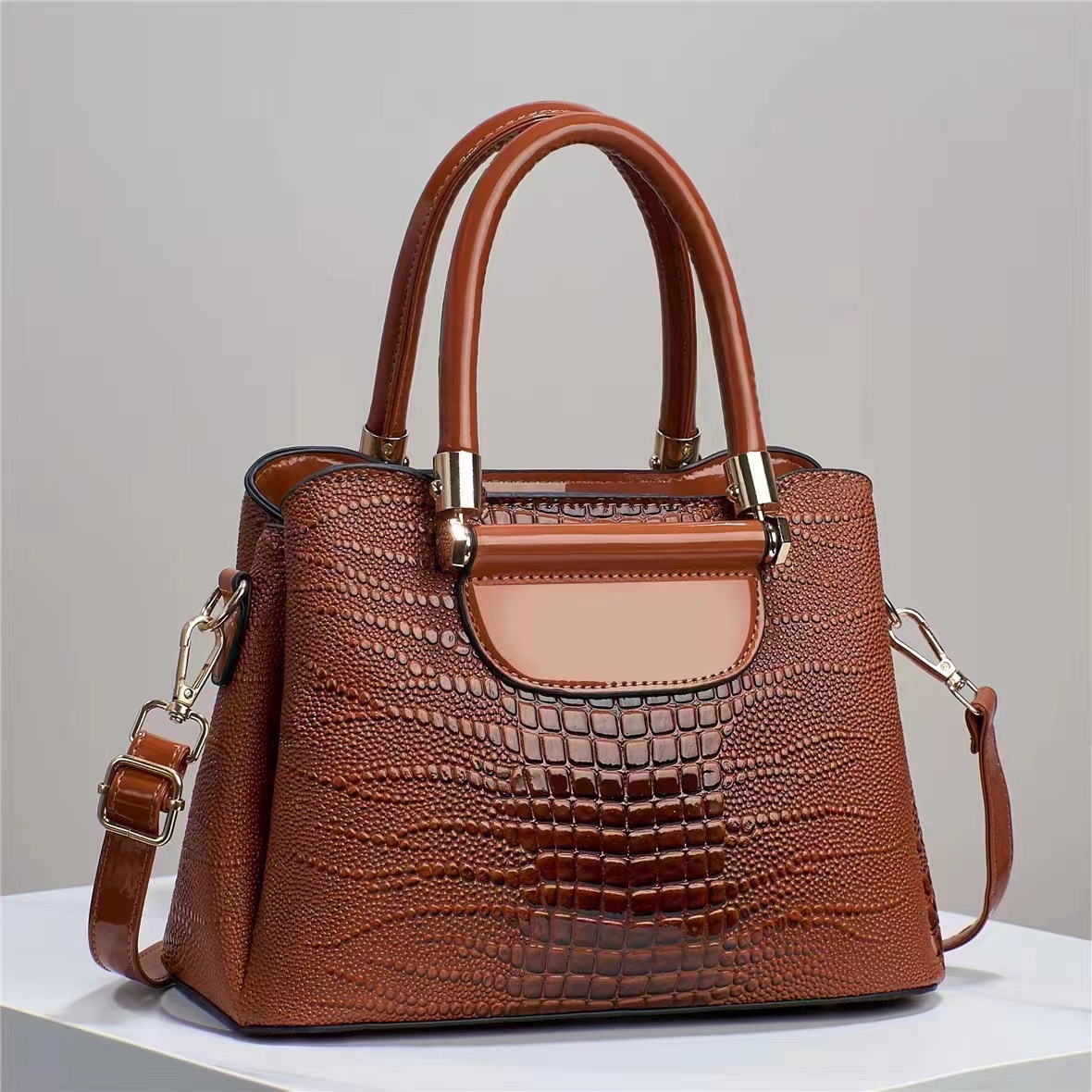European and American style simple large-capacity crossbody bag for women, high-end and fashionable crocodile pattern handbag, stylish and casual single-shoulder bag Specification drawing