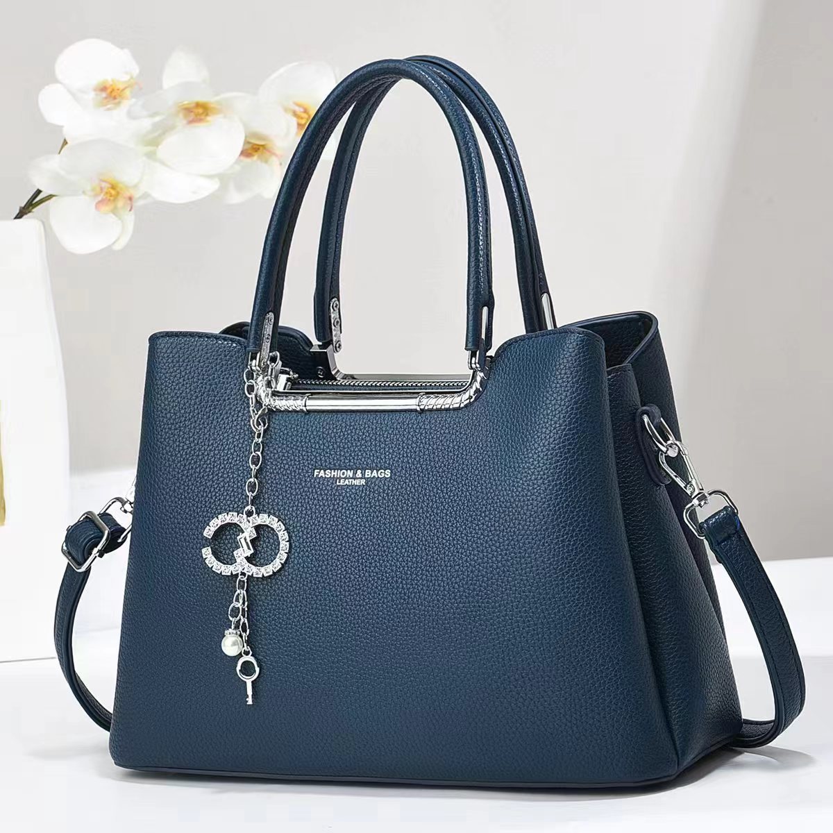 High-end texture women's bag, versatile single-shoulder crossbody bag manufacturer, large-capacity handbag, trendy and fashionable light luxury women's bag, solid color details Picture
