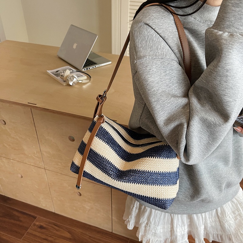 The new striped straw bag for summer 2025 is a versatile hand-held underarm bag with a beach vacation style, a single-shoulder bag and a casual crossbody bag details Picture