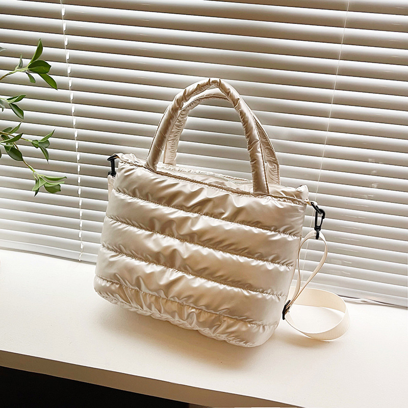 The new 2024 winter collection features a unique and niche design tote bag, a Korean-style casual large-capacity single-shoulder handbag full figure