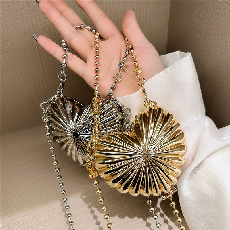 2025 New cross-border zinc alloy mini Bag, metal shell bag, children's bag, fashionable heart-shaped red envelope, makeup bag details Picture