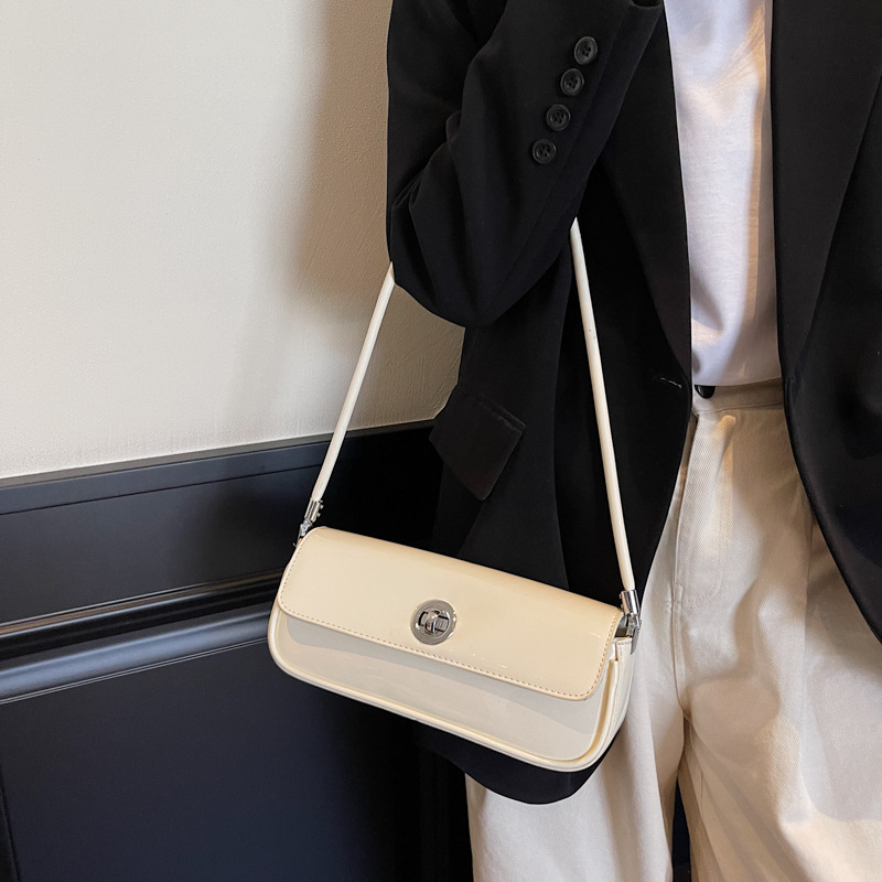 A simple and fashionable bag for women in 2025, a new versatile, high-end, casual and trendy small square bag, a Korean version of a niche baguette bag Application Scenario