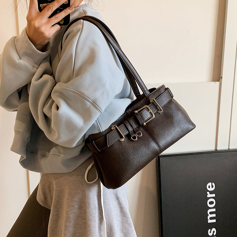 Autumn and winter trendy single-shoulder underarm bag, 2024 new winter retro belt lock motorcycle bag, fashionable commuting bag Specification drawing