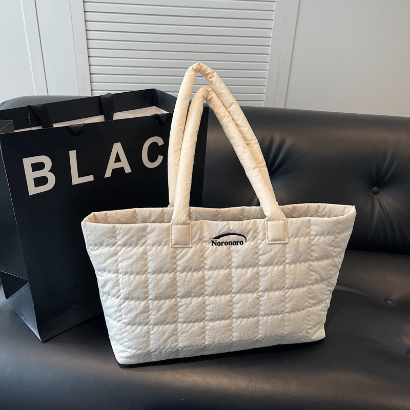 Women's large-capacity 2025 new cotton-padded jacket, high-end checkered single-shoulder bag, fashionable and high-end texture tote large bag details Picture