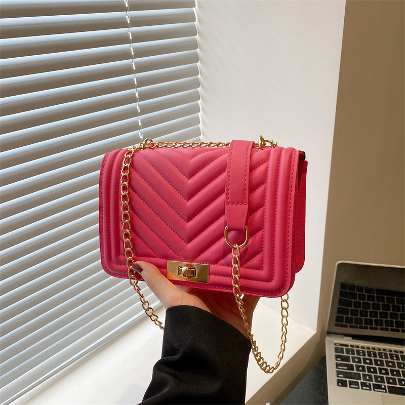 Fashionable and high-end single-shoulder bag, diamond-patterned retro embossed V-shaped chain bag, versatile chanel-style crossbody bag for hot moms full figure